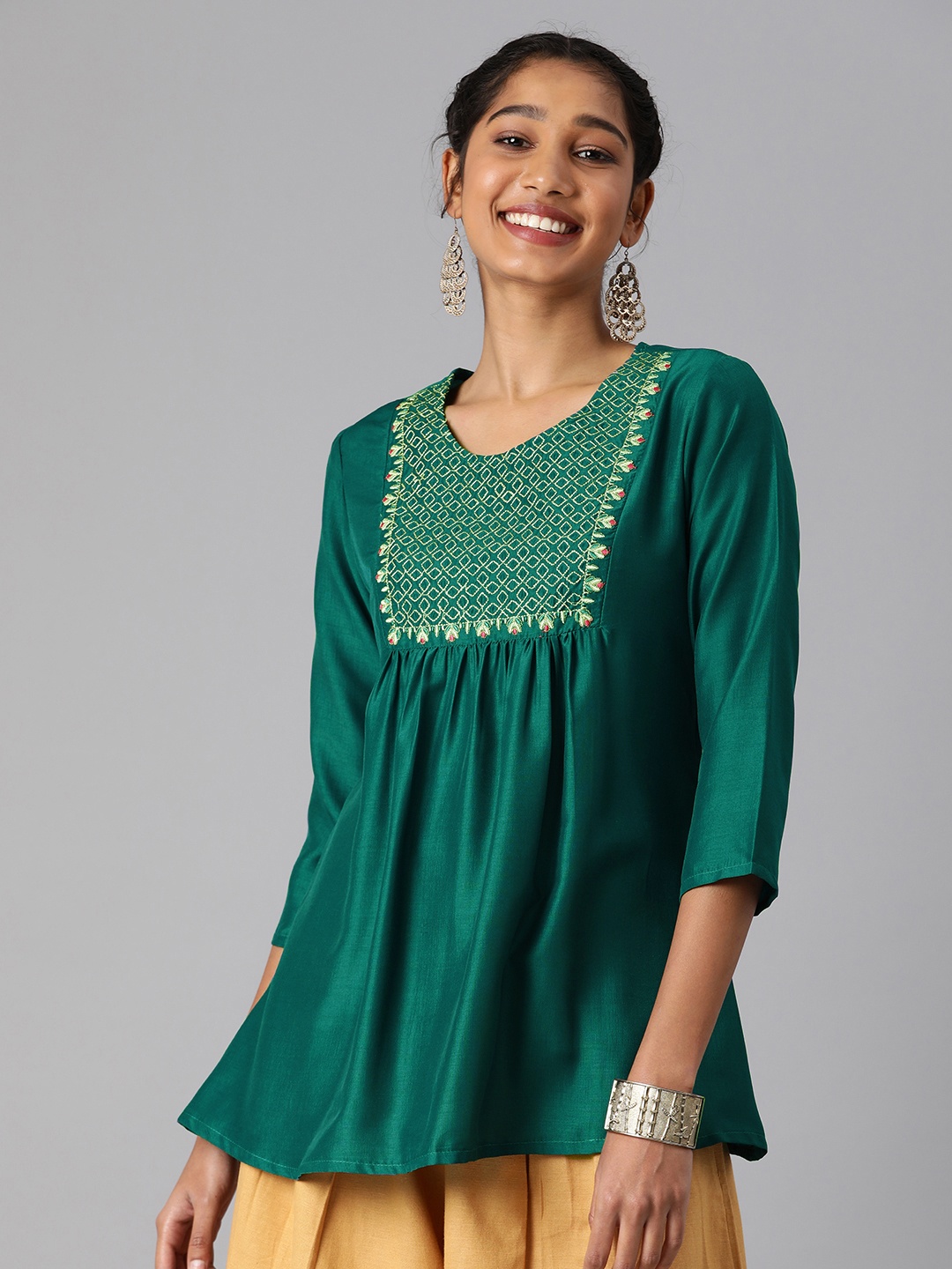 

MALHAAR Green Geometric Embroidered Kurti