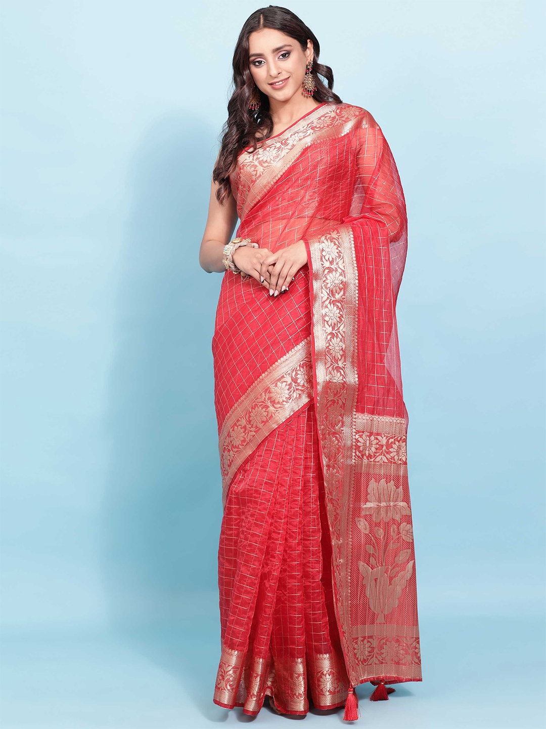 

DUNGRANI Women Red & Gold-Toned Floral Zari Organza Saree