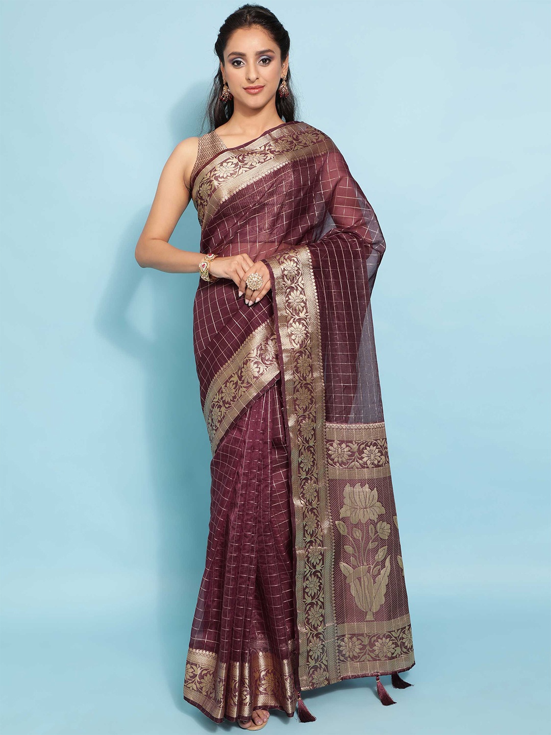 

DUNGRANI Women Burgundy & Gold-Toned Woven Design Zari Organza Saree