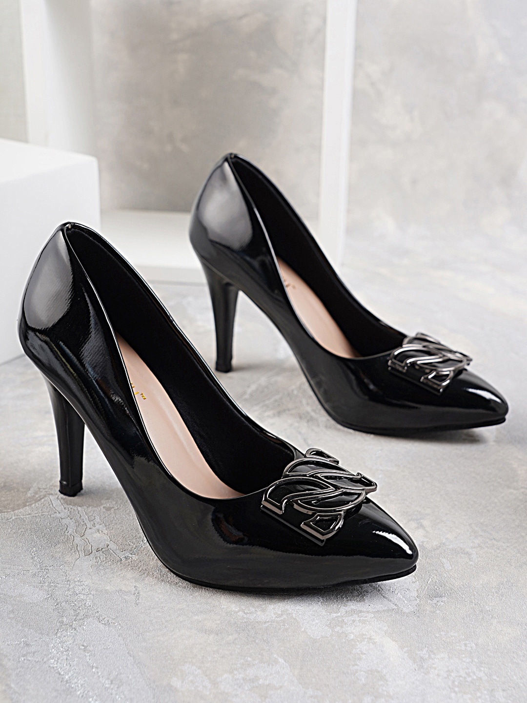 

DressBerry Black Comfort Pumps with Bows