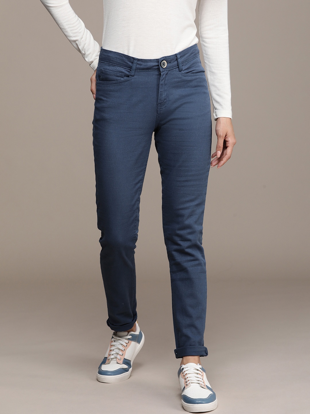 

Roadster Women Classic Slim Fit Low-Rise Chinos Trousers, Navy blue