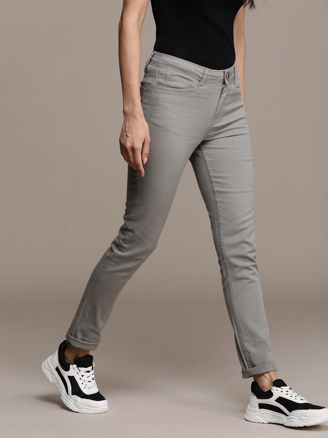 

Roadster Women Classic Slim Fit Low-Rise Chinos Trousers, Grey