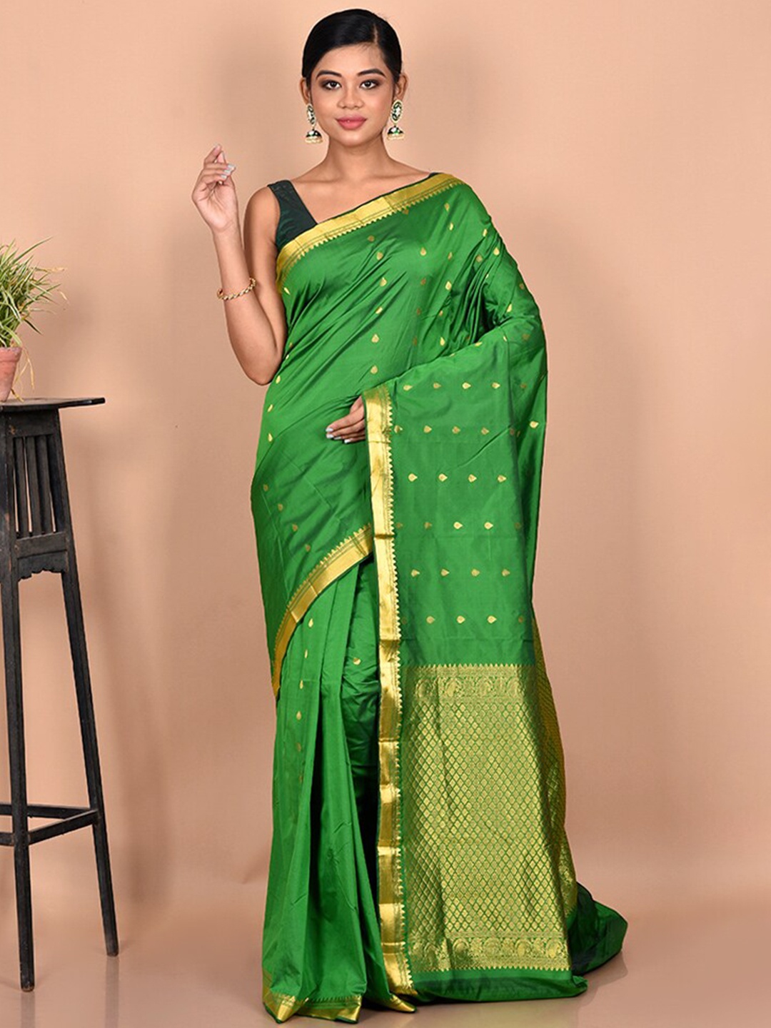 

AllSilks Green & Gold-Toned Woven Design Zari Silk Blend Kanjeevaram Saree