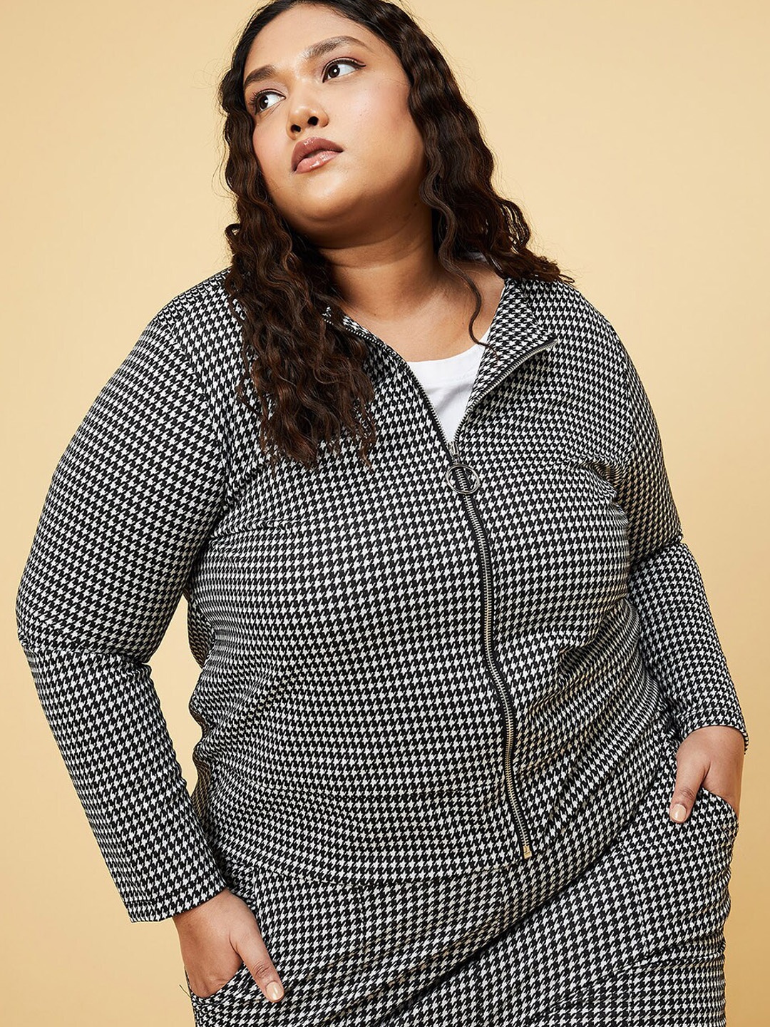 

max Women Off White & Black Tailored Jacket