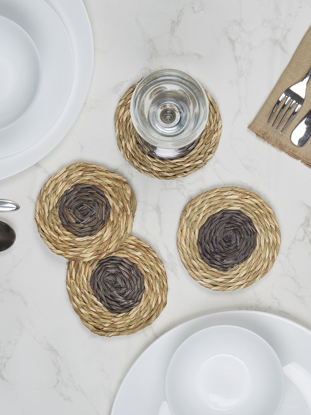 

HomeTown Black & Brown Set Of 4 Dual Colour Hand Woven Sea Grass Circular Coasters