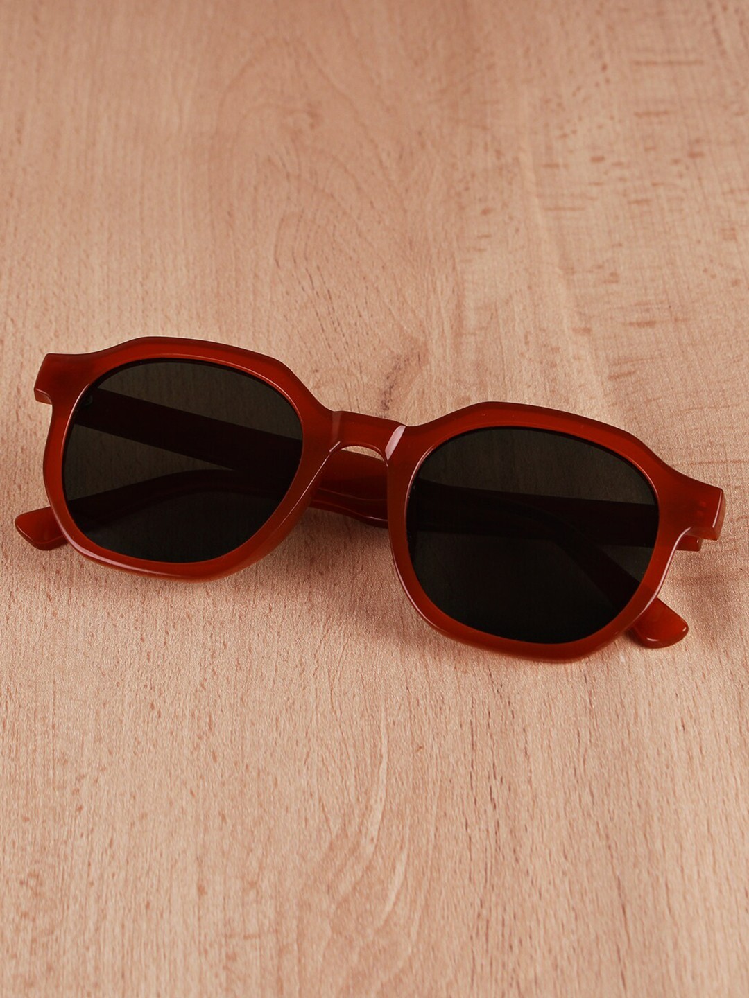 

QUIRKY Black Lens & Red Round Sunglasses with UV Protected Lens QKY013E-Black