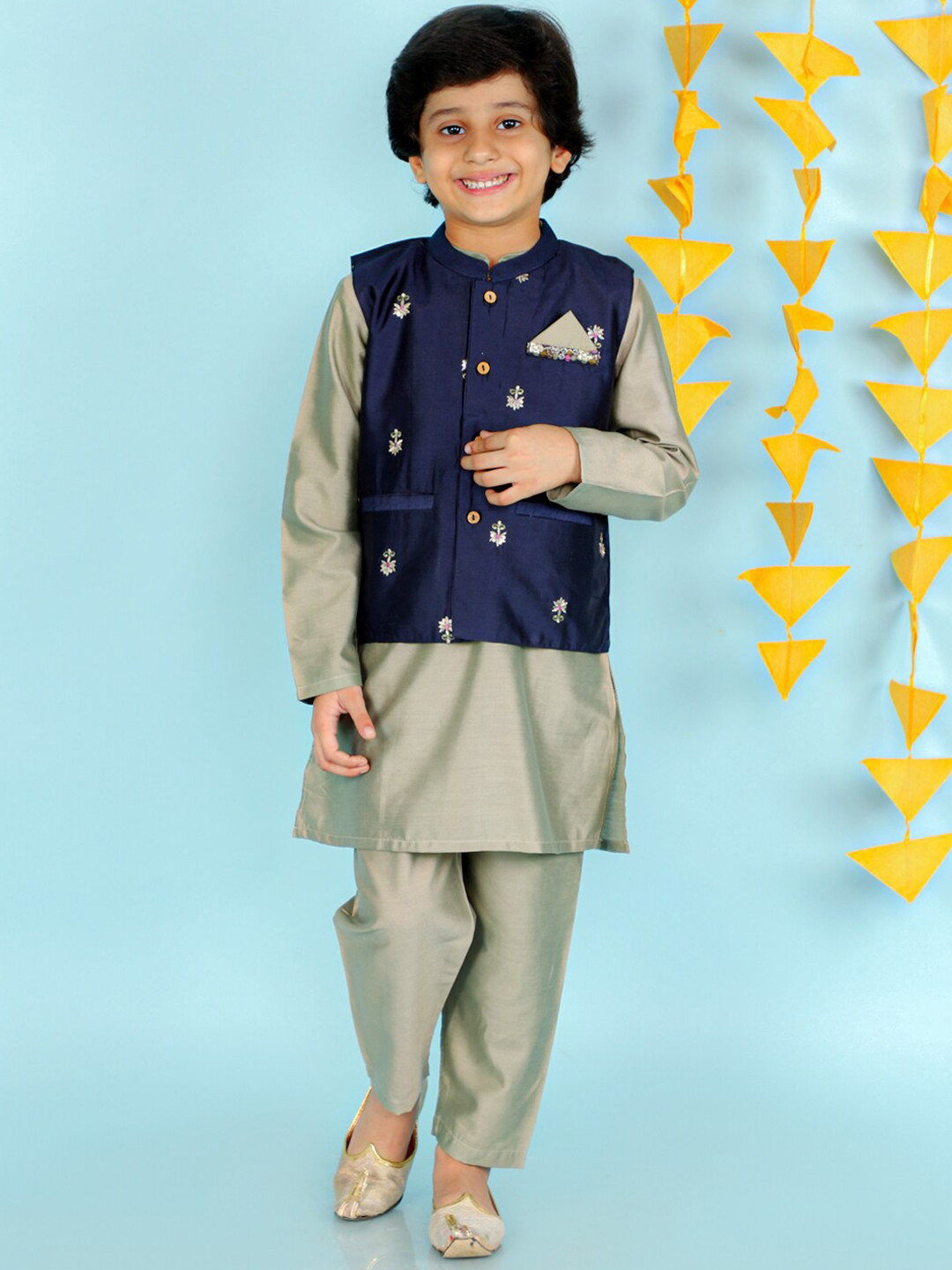 

KID1 Boys Gunmetal-Toned Kurta with Pyjamas, Metallic
