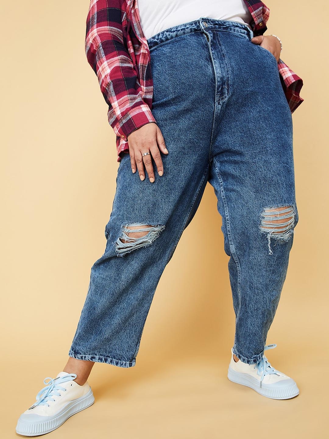

max Women Blue Mildly Distressed Cotton Jeans