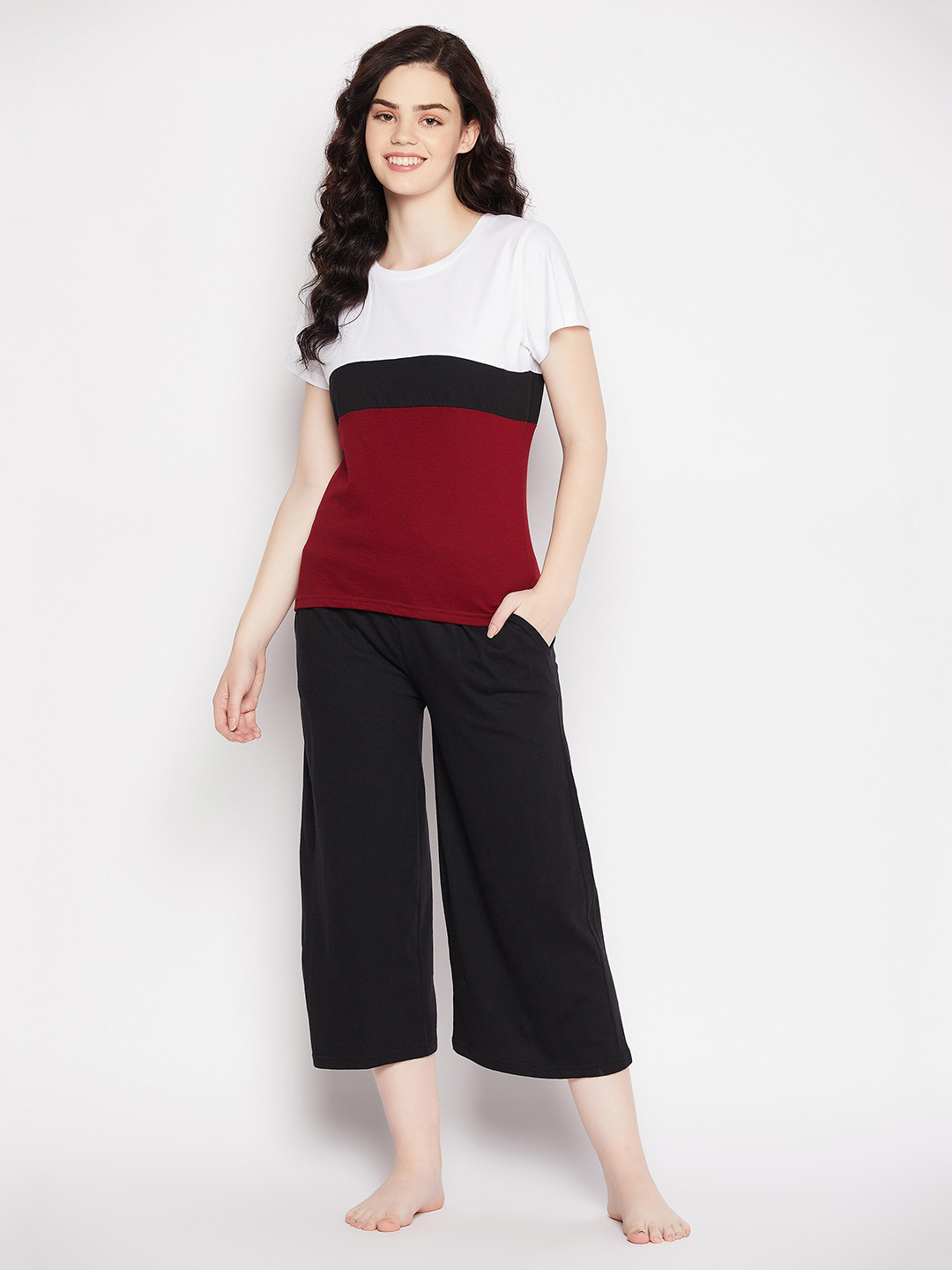 

Clovia Women Black & White Colourblocked Night Suit