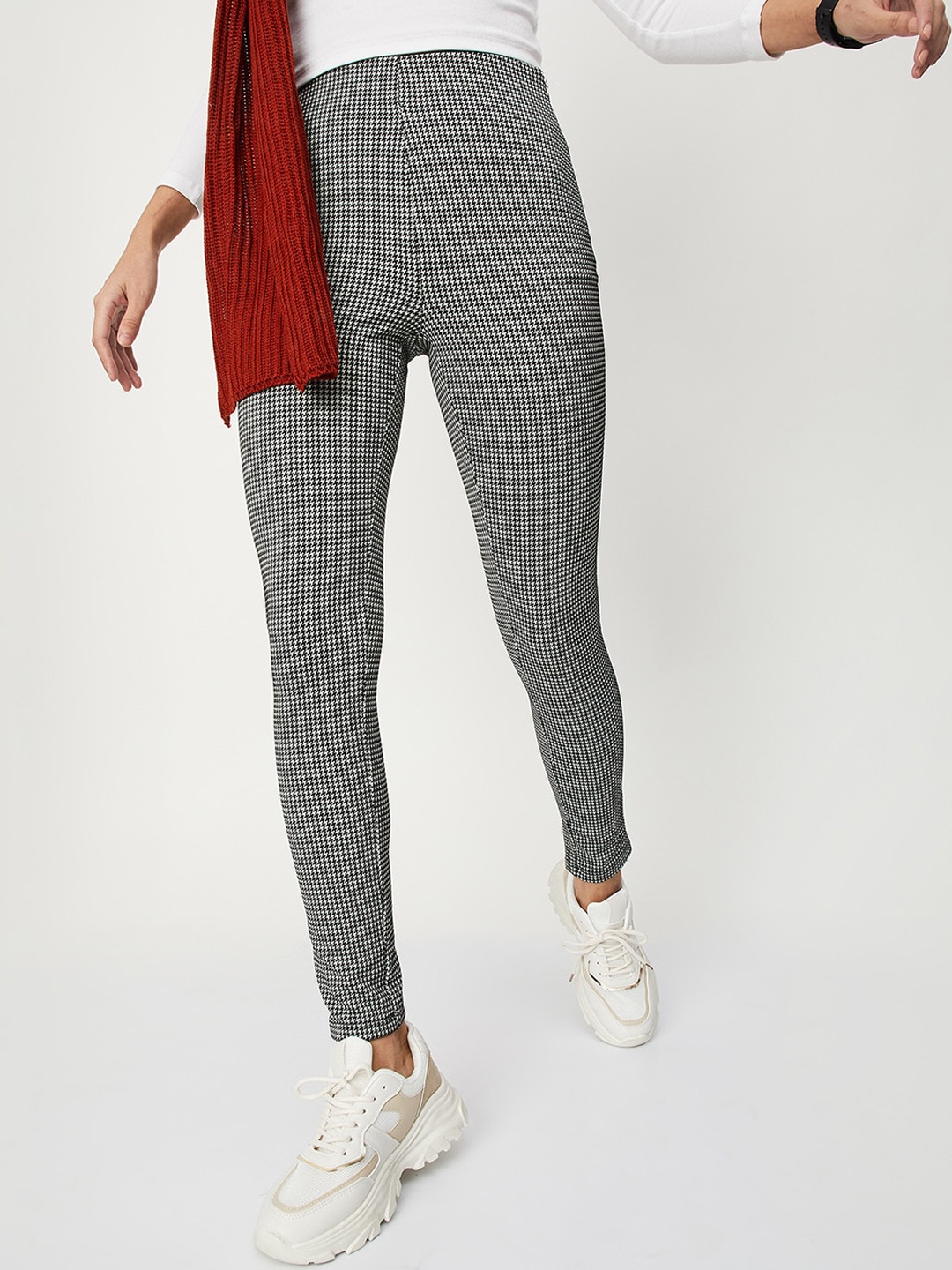 

max Women White & Black Checked Mid-Rise Regular Fit Trousers