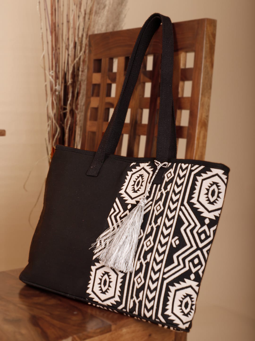 

DEEBACO Black Printed Structured Tote Bag with Quilted