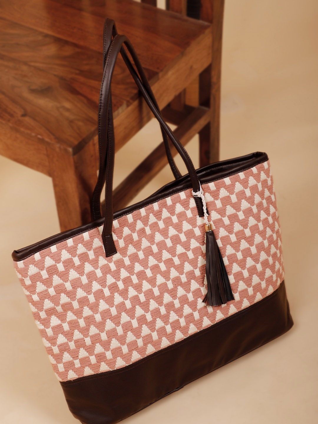 

DEEBACO Off White Geometric Oversized Structured Tote Bag with Tasselled