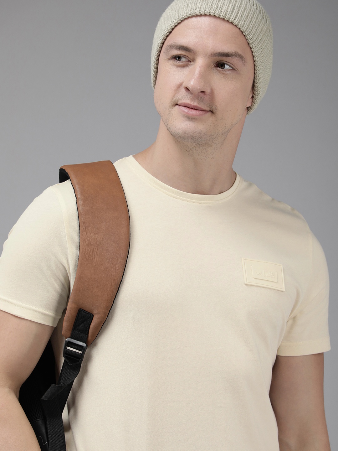 

THE BEAR HOUSE Men Cream-Coloured Pure Cotton Solid Slim Fit T-shirt