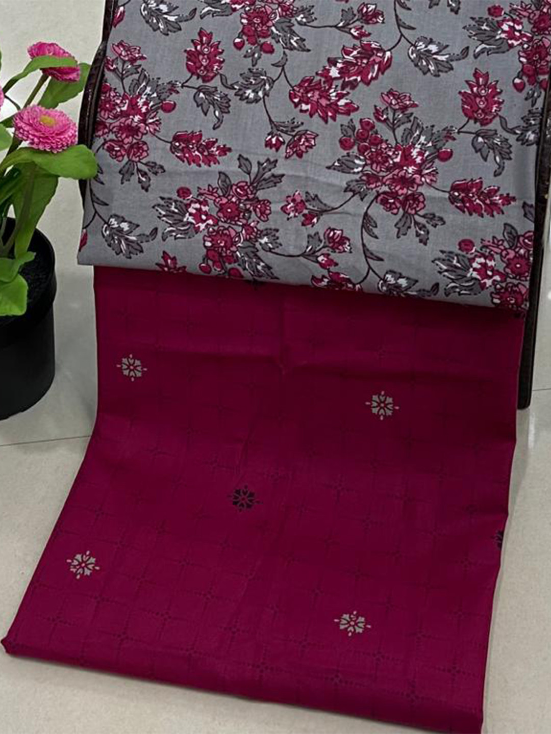 

SALWAR STUDIO Grey & Magenta Printed Pure Cotton Unstitched Dress Material