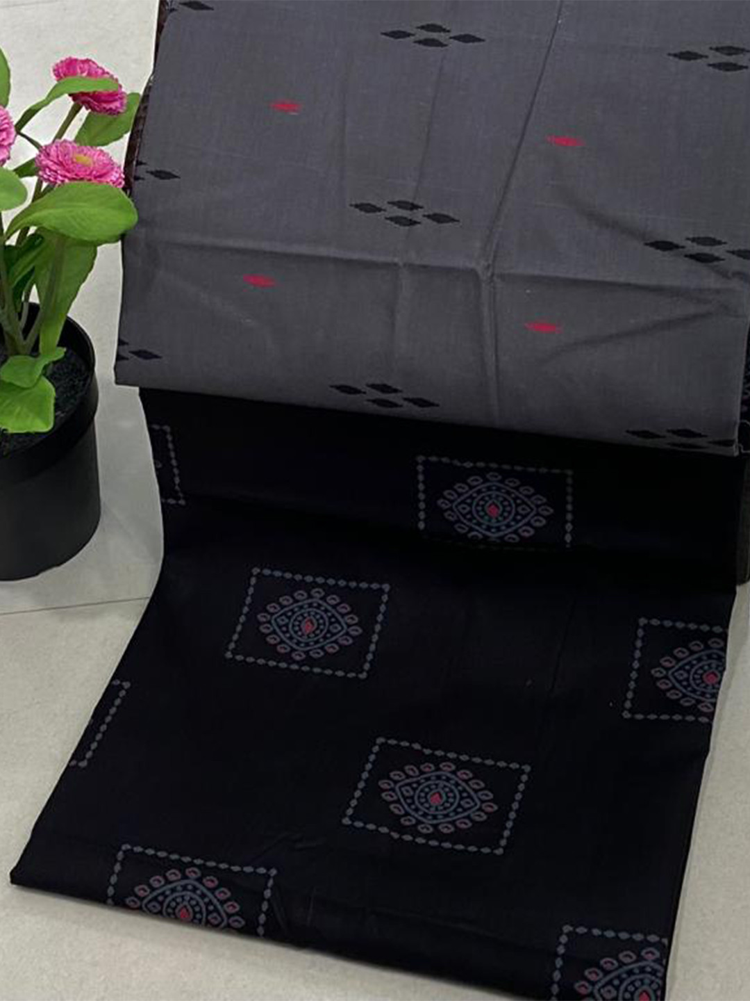 

SALWAR STUDIO Grey & Black Printed Pure Cotton Unstitched Dress Material