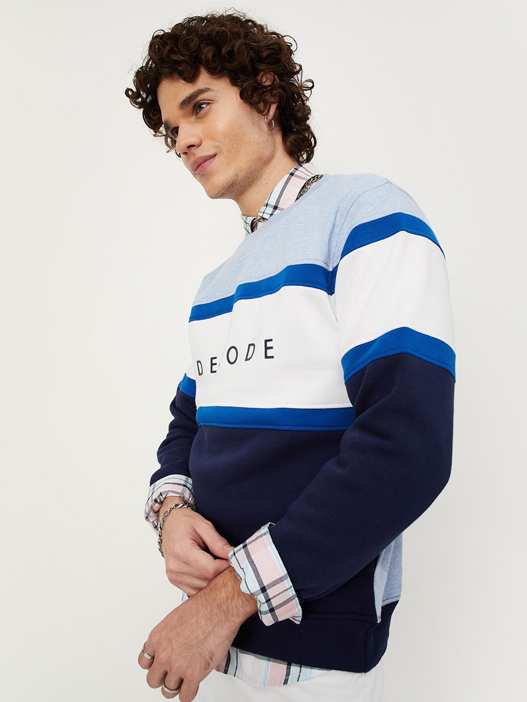 

max Men Blue Colourblocked Pullover Cotton Sweatshirt