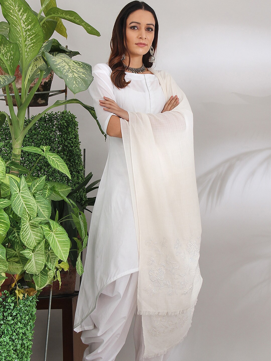 

AKISO Women White Embroidered Shawl