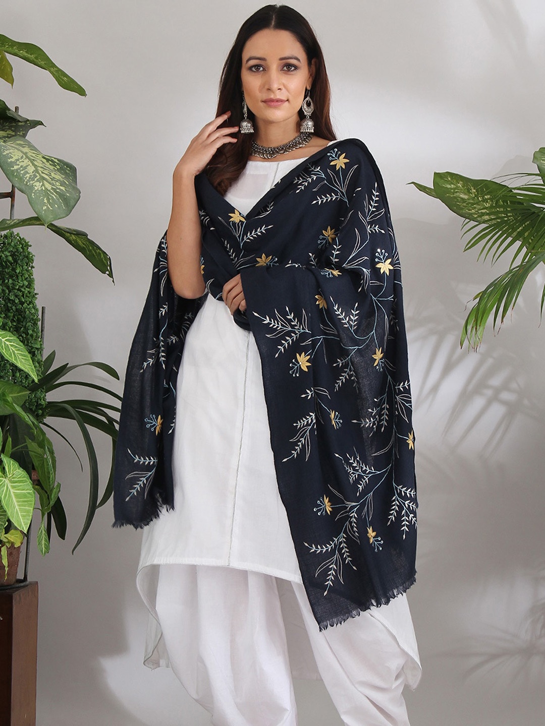 

AKISO Women Green Embroidered Shawl