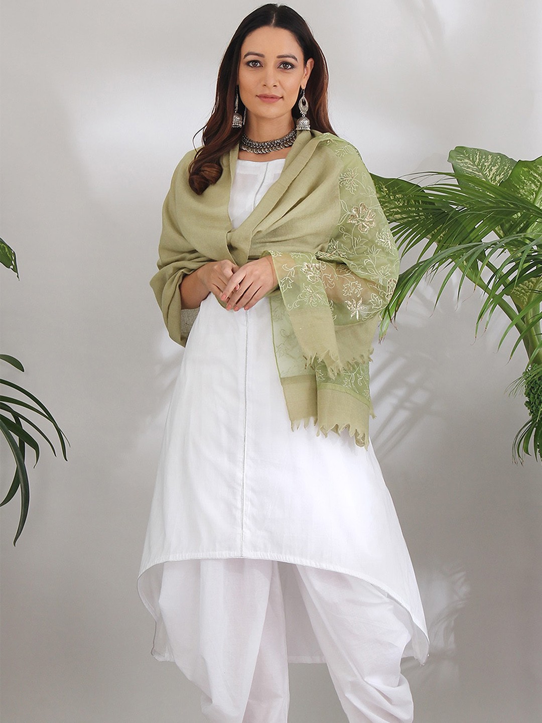 

AKISO Women Green Embellished Shawl