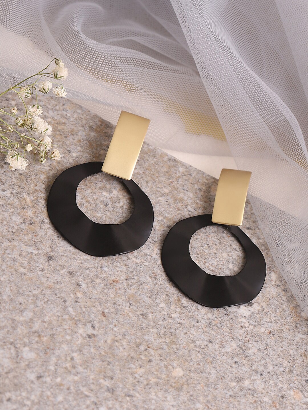 

SOHI Women Gold Plated Black & Gold-Toned Geometric Drop Earrings