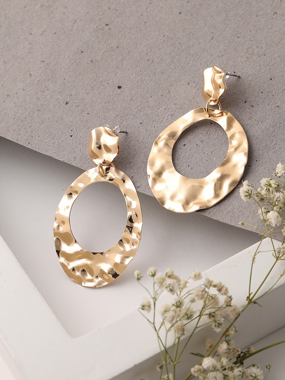 

SOHI Gold-Toned & Gold Plated Contemporary Drop Earrings