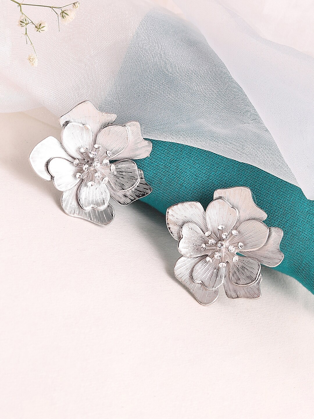 

SOHI Silver-Toned & Silver Plated Floral Studs Earrings