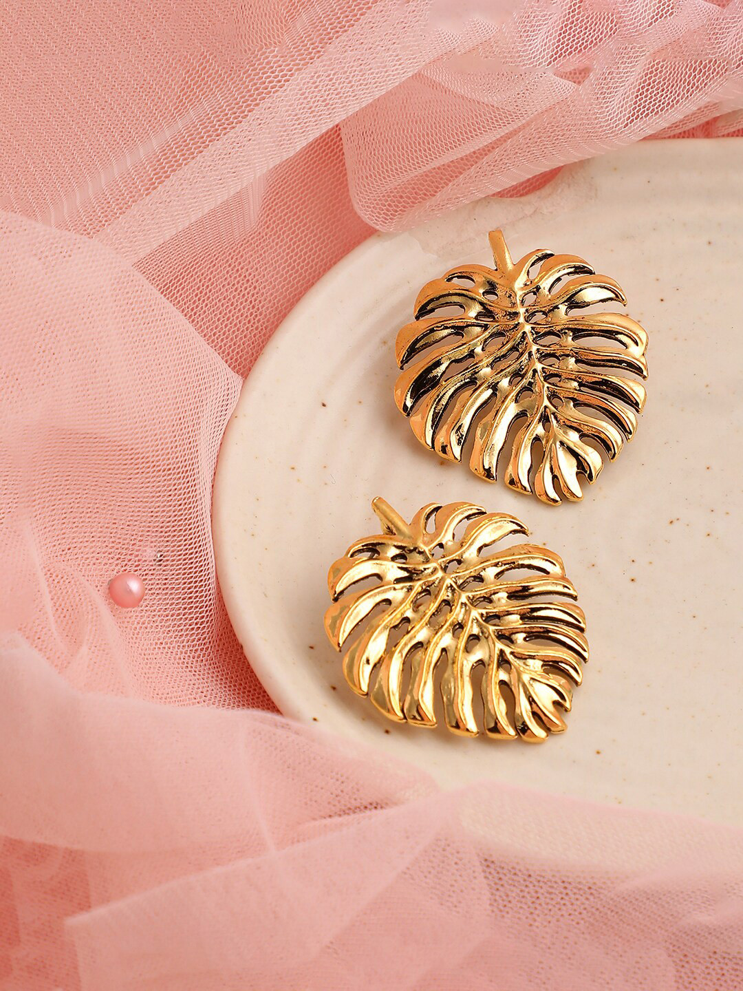 

SOHI Gold-Toned & Gold Plated Contemporary Drop Earrings