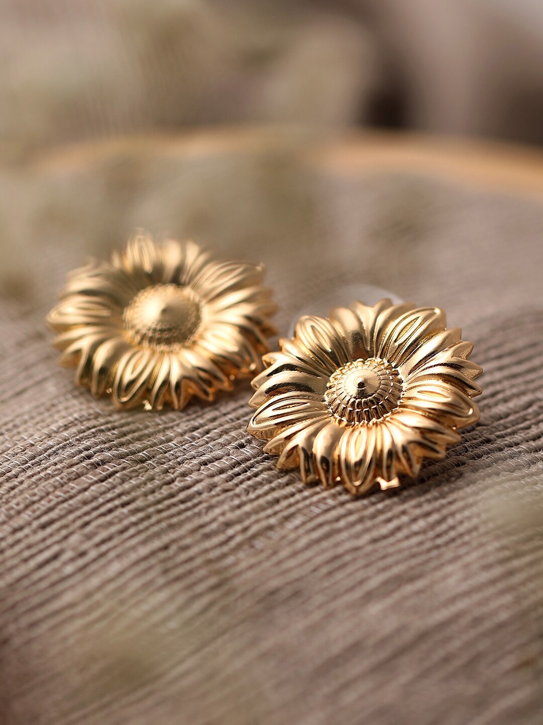 

SOHI Gold-Toned Gold Plated Floral Studs Earrings