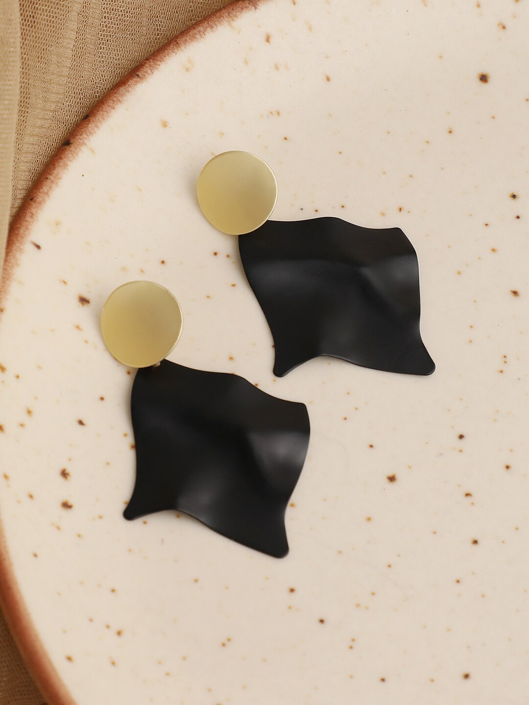 

SOHI Black Gold-Plated Contemporary Drop Earrings