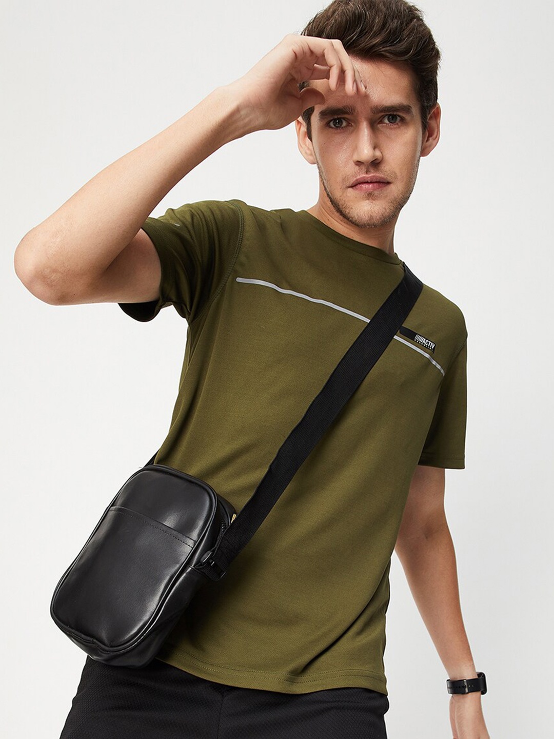 

max Men Olive Green Solid Round Neck T-shirt