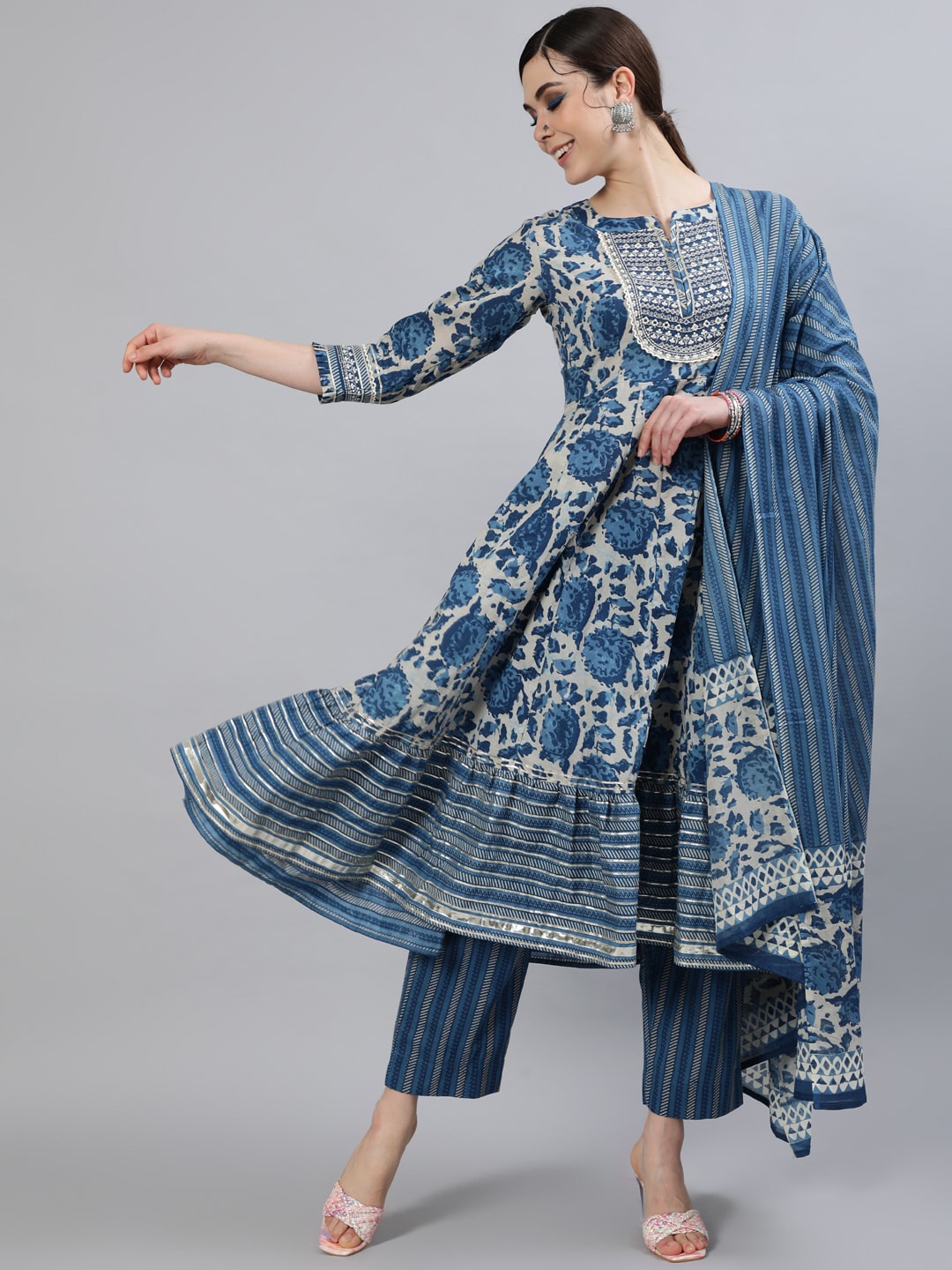 

INDIE CLOSET Women Blue Floral Printed Pure Cotton Kurta with Trouser & Dupatta