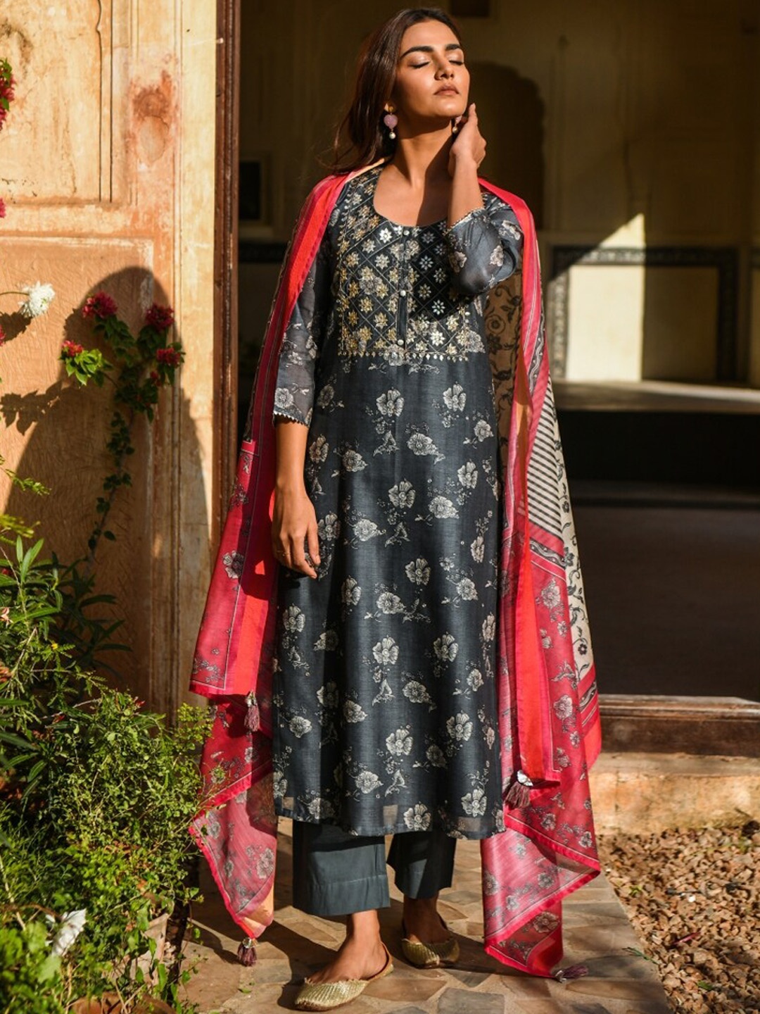 

KARAJ JAIPUR Women Grey Floral Printed Kurta with Trousers & With Dupatta