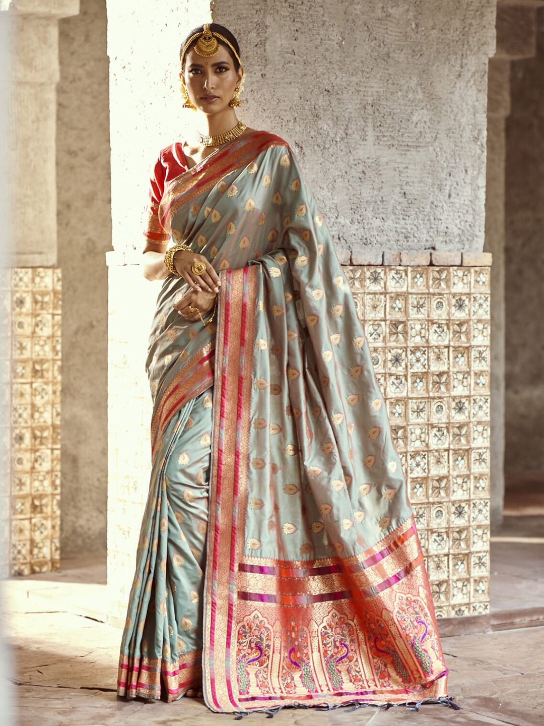 

elora Grey & Gold-Toned Ethnic Motifs Zari Silk Blend Banarasi Saree