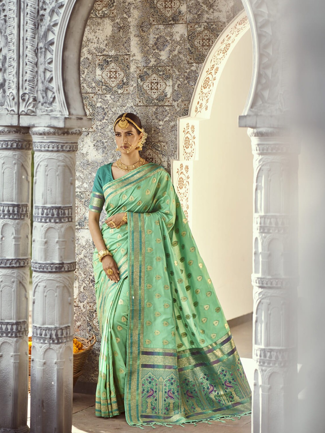 

elora Sea Green & Gold-Toned Ethnic Motifs Zari Silk Blend Banarasi Saree