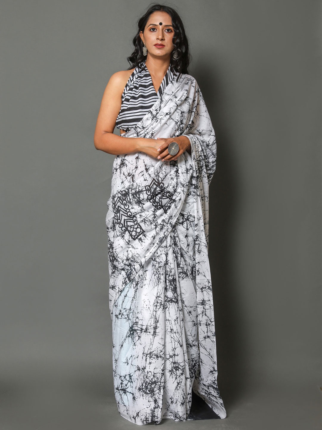 

BUTA BUTI Black & White Abstract Printed Pure Cotton Saree