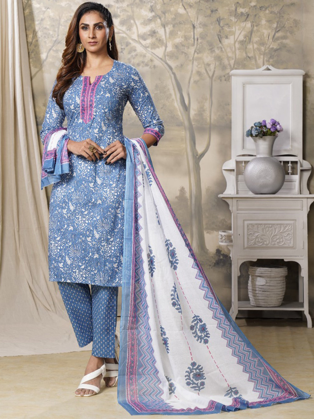 

Yufta Women Blue Floral Printed Pure Cotton Kurta with Trousers & With Dupatta