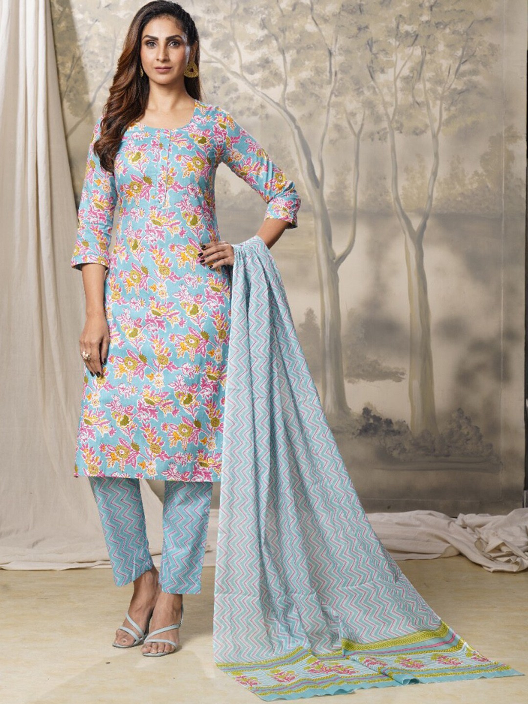 

Yufta Women Blue Floral Printed Pure Cotton Kurta with Trousers & Dupatta