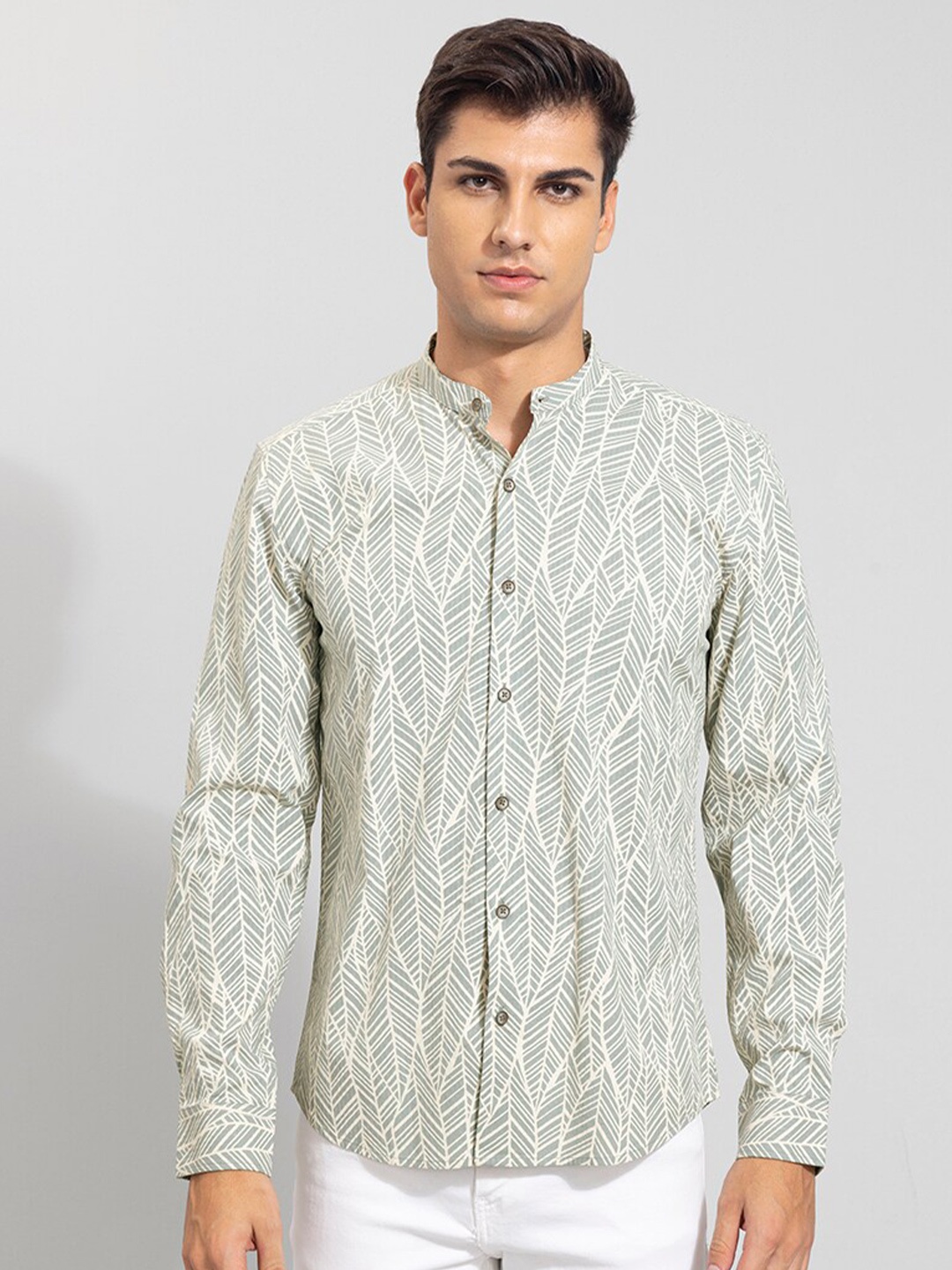 

Snitch Men Cream-Coloured Slim Fit Tropical Printed Cotton Casual Shirt