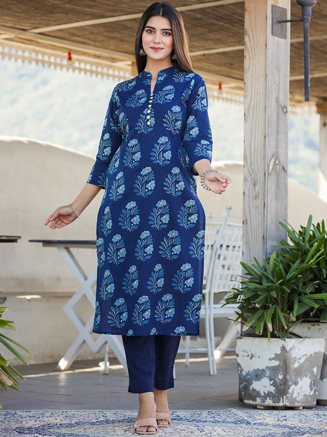 

KAAJH Women Blue Floral Printed Pure Cotton Kurta with Trousers