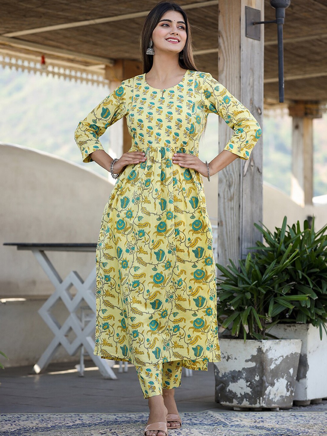 

KAAJH Women Yellow Floral Printed Pure Cotton Kurta with Trousers
