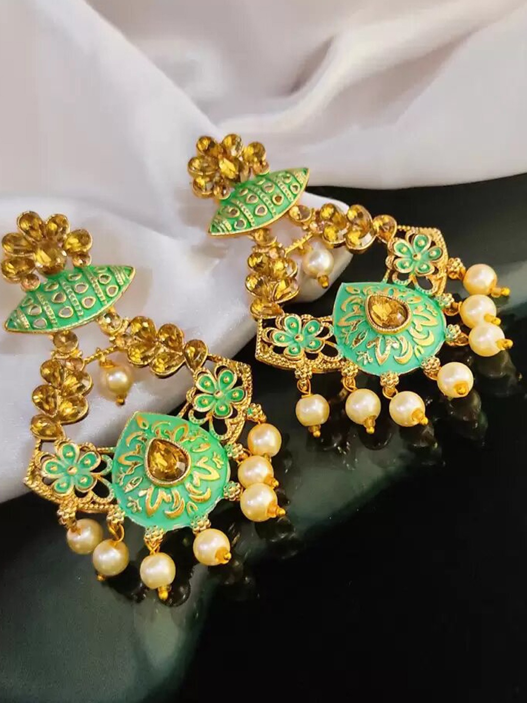 

Saizen Green Contemporary Drop Earrings