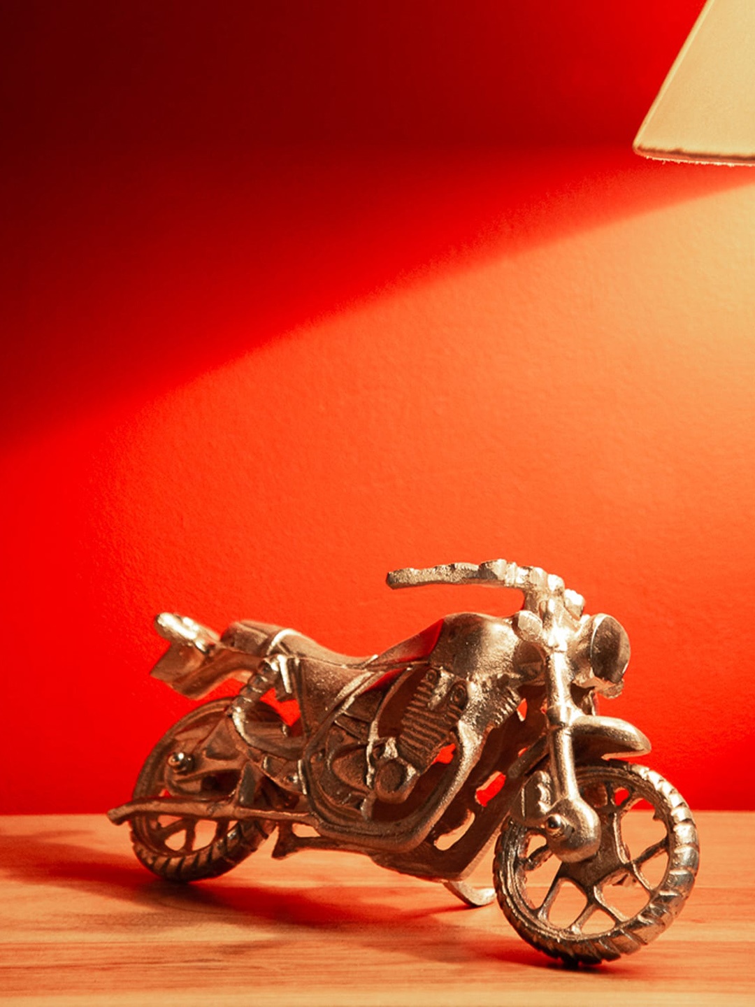 

CASA DECOR Silver-Toned Solid Ride Artifact Showpieces