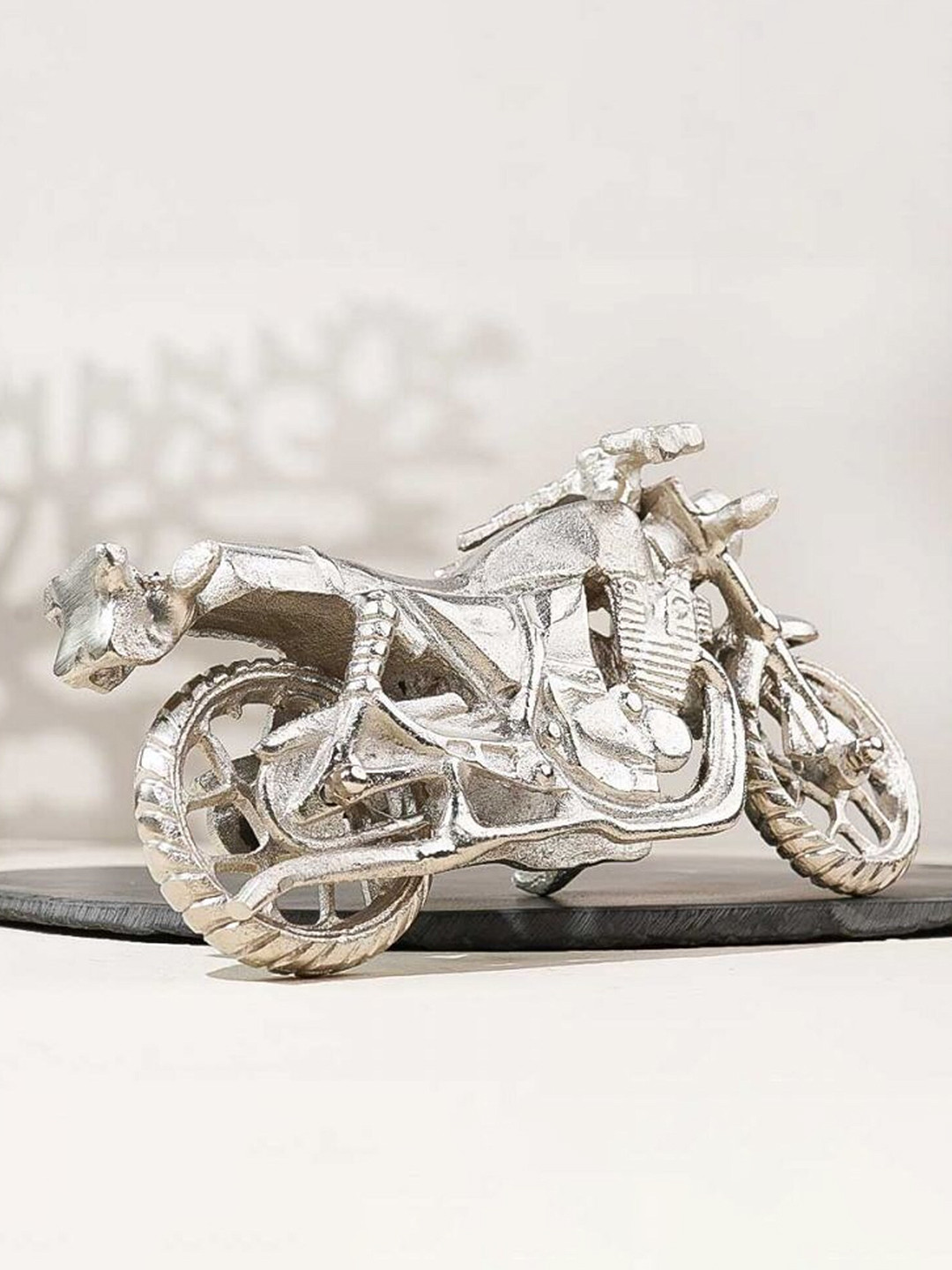 

CASA DECOR Silver-Toned Wild Ride Artifact Showpieces