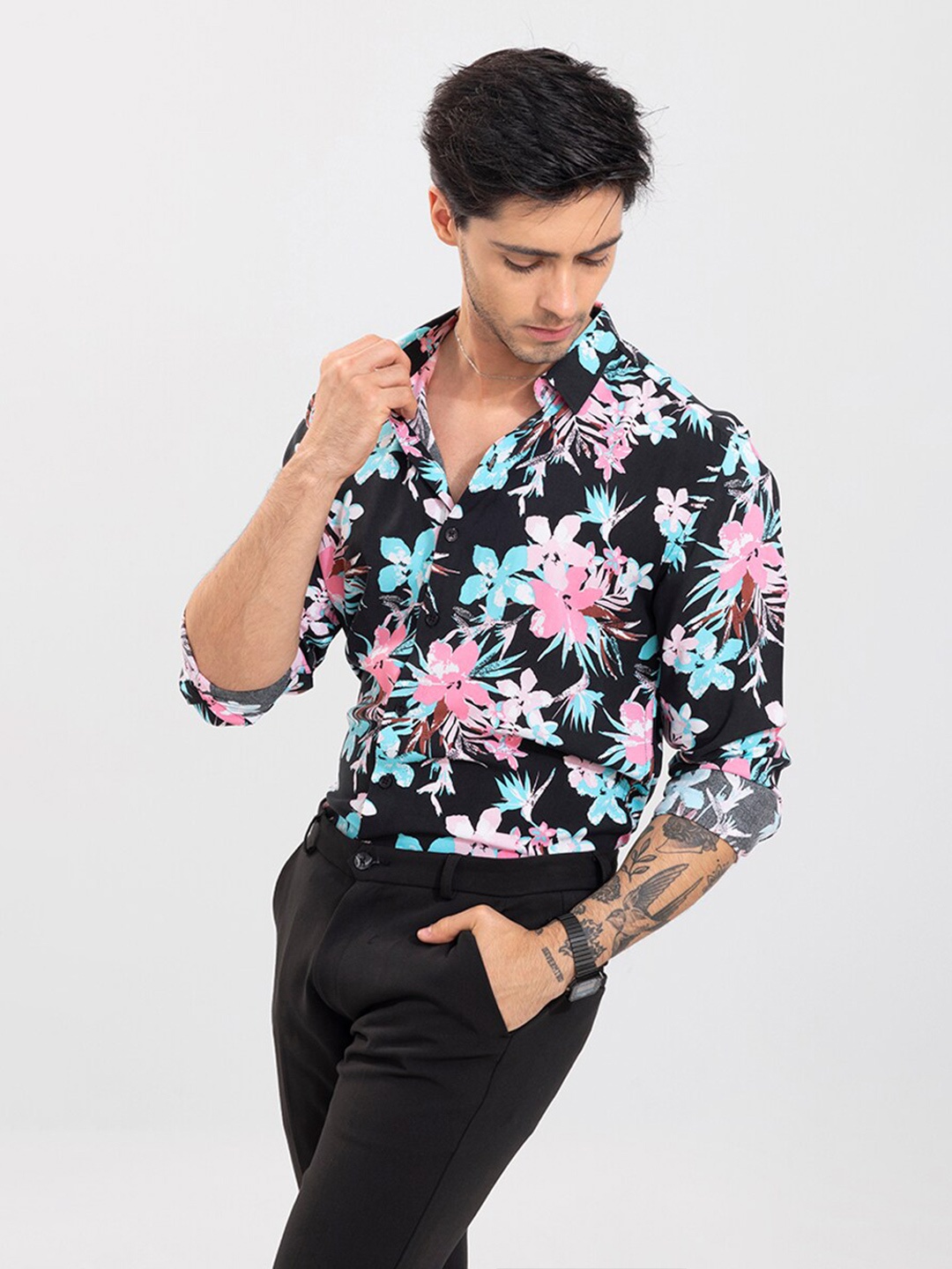 

Snitch Men Black & Pink Slim Fit Floral Printed Casual Shirt