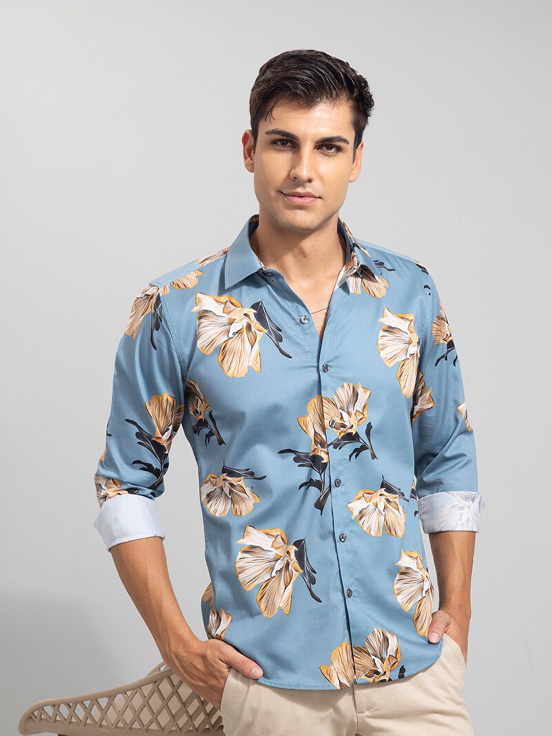 

Snitch Men Blue & Yellow Slim Fit Floral Printed Cotton Casual Shirt
