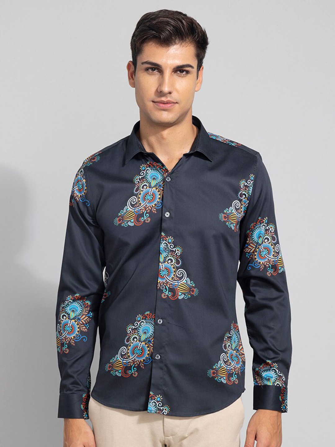 

Snitch Men Black & Blue Slim Fit Printed Cotton Casual Shirt