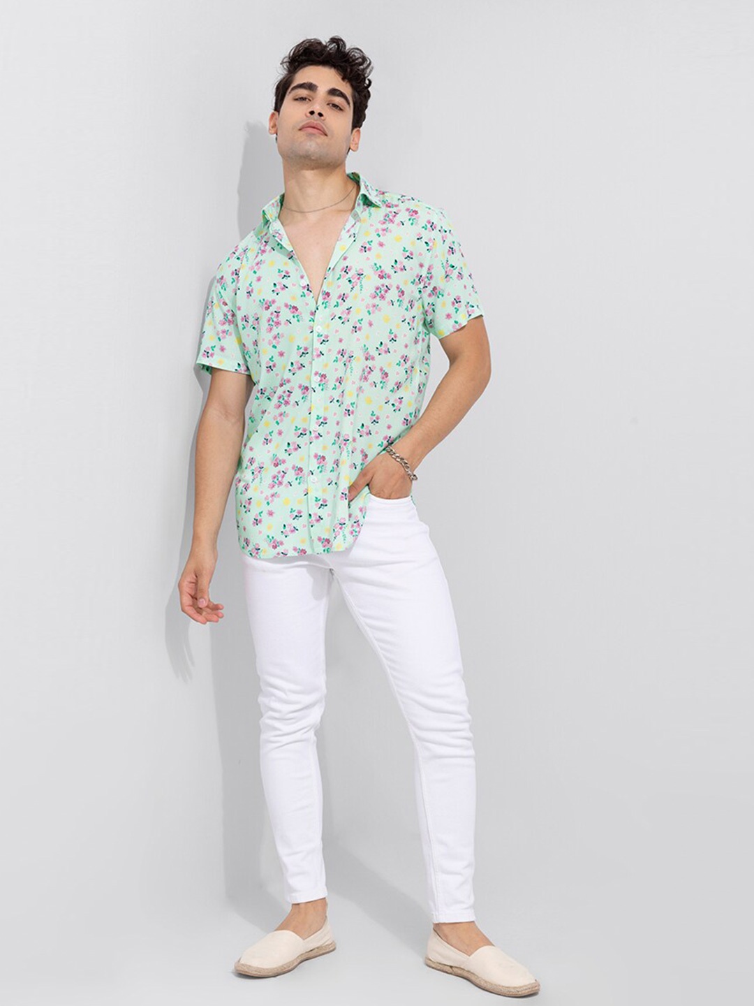 

Snitch Men Green & Pink Slim Fit Floral Printed Casual Shirt