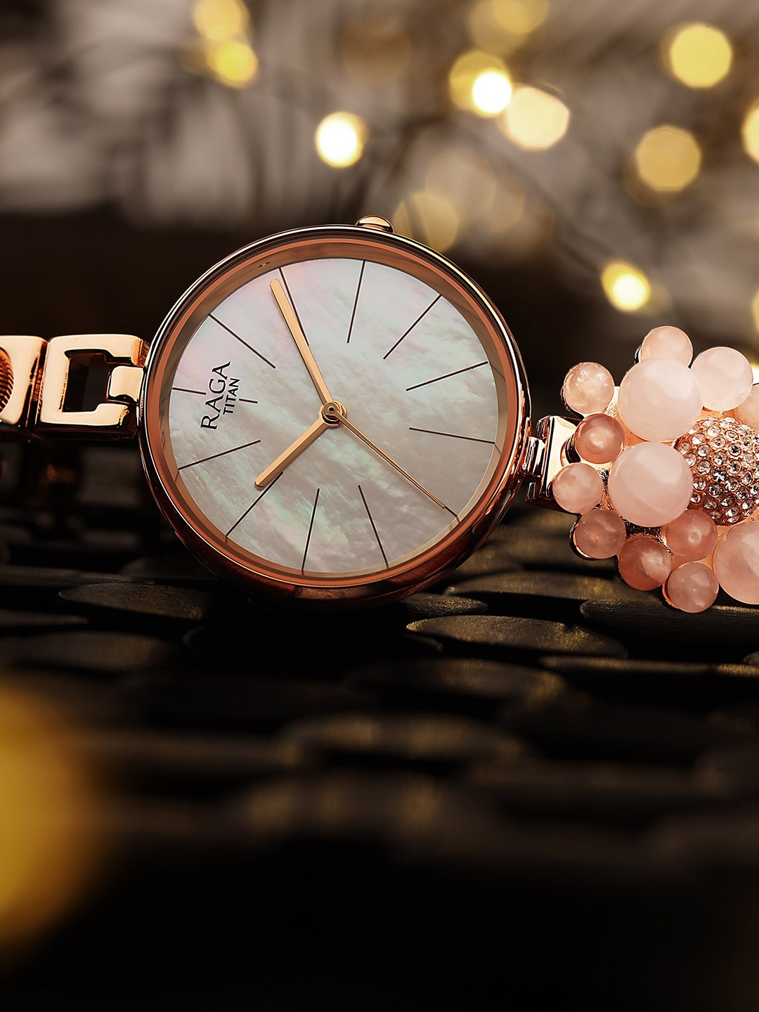 

Titan Women White Brass Mother of Pearl Dial & Rose Gold Toned Stainless Steel Bracelet Style Straps Watch 95201WM01