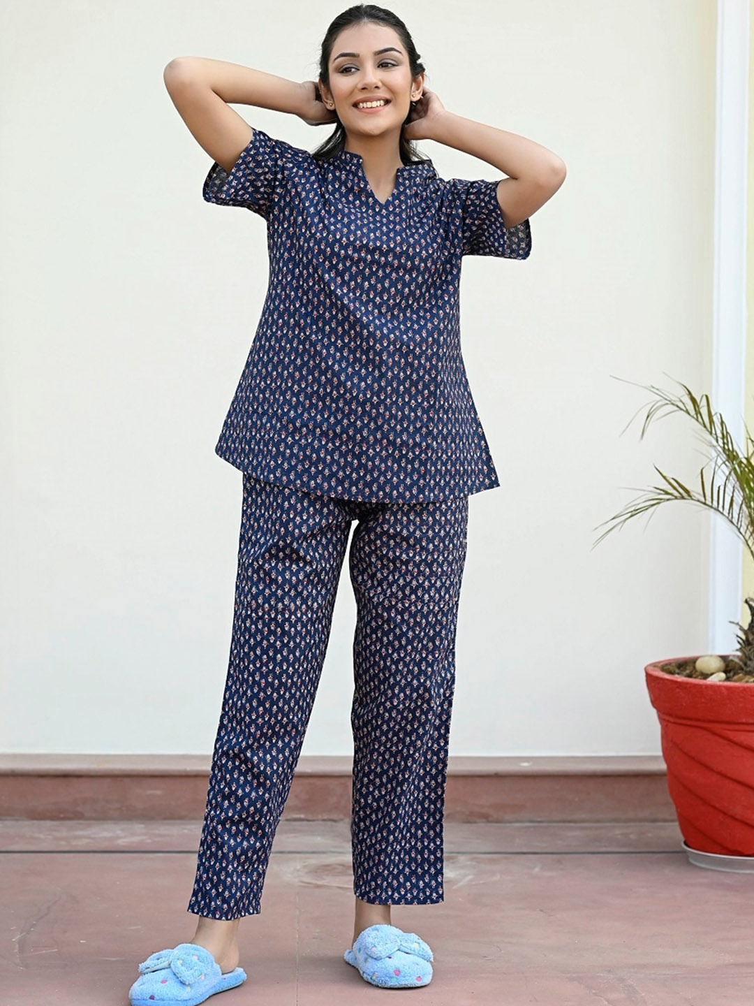 

SANSKRUTIHOMES Women Navy Blue & White Printed Pure Cotton Night suit