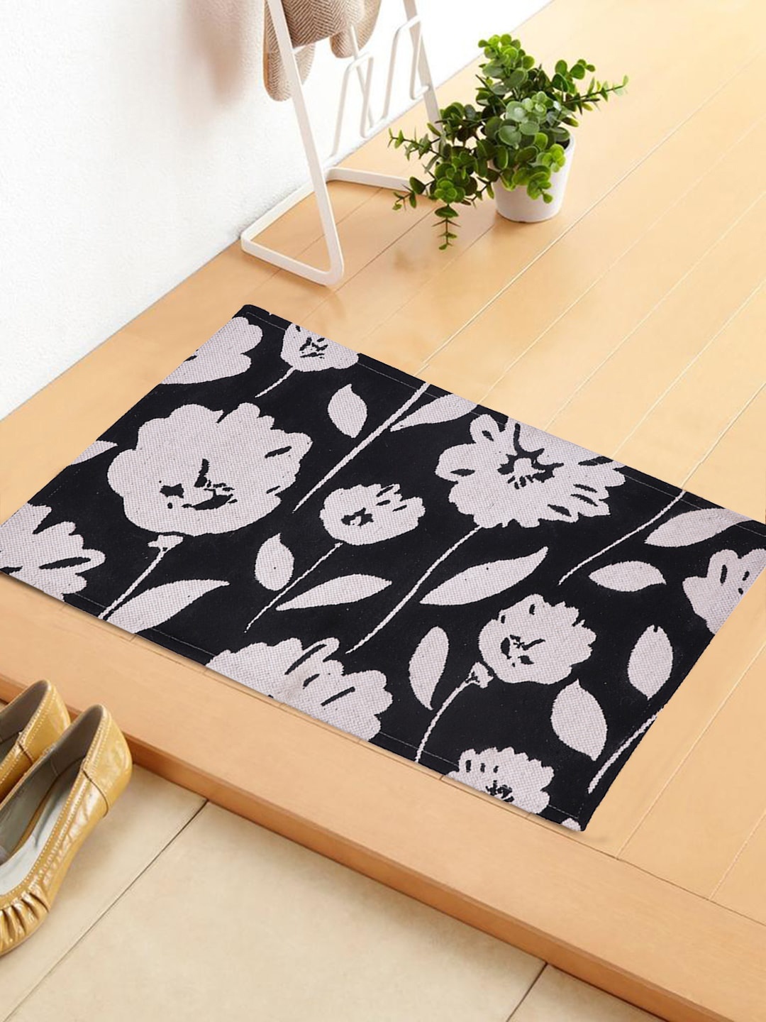 

KRAVIKA Black Printed GSM 150 Cotton Bath Rug